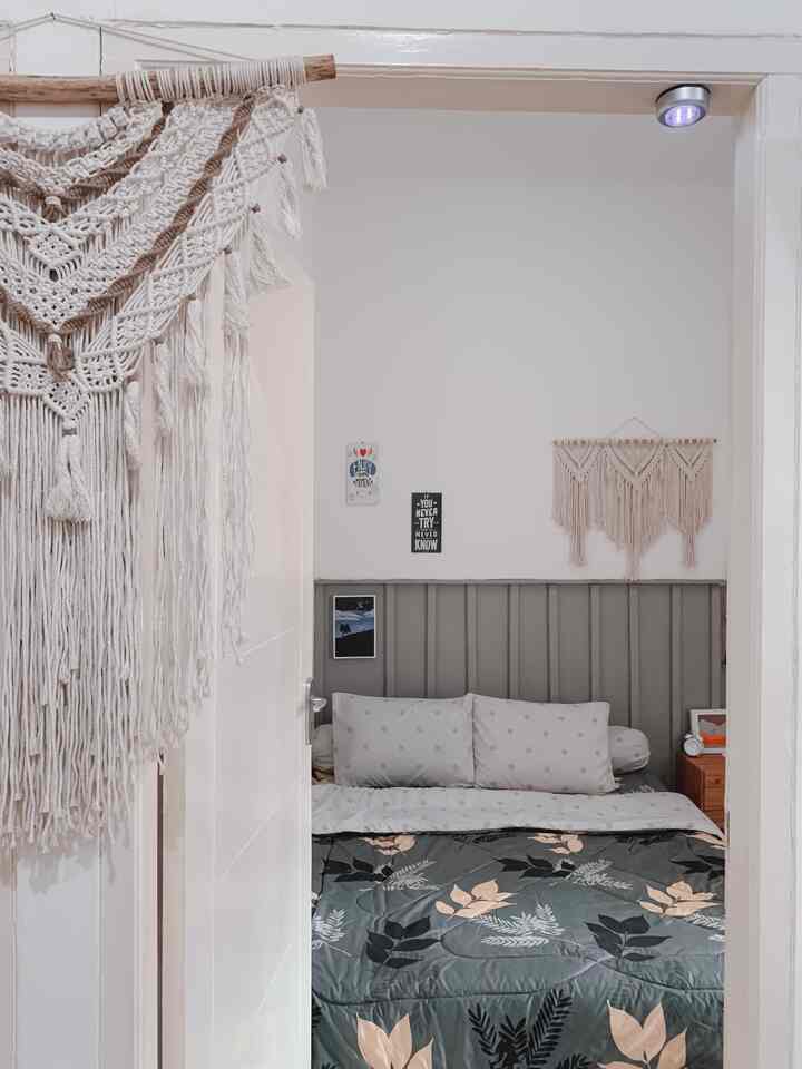 Kamar ini jadi kamar favorite ku, krna dari kamar ini lah awal mula aku mulai belajar mendekor.  

Kamar ini mungil, dan walaupun mungil aku berusaha agar kamar ini menjadi kamar yg nyaman buat aku dan suami. Di sini aku beli kayu reng, dan aku dekor dinding kamar jadi ala-ala wall moulding 🤭



#myhomejourney  #ceritarumahku #myfavoriteroom #minimalist #rumahdeveloper #Tangerang #rumahmungil #ceritarumah_yr #dekorasilowbudged