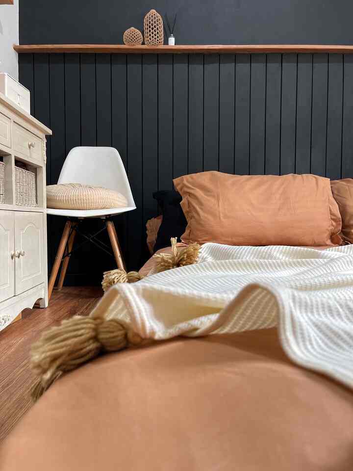 Kondisi kamar baru ganti sprei 😍🤎✨

#cozybedroom #dekorasikamartidur #inspirasikamartidur #kamartidur #kamartidurkecil #ruangtidur #sprei #bedroom #smallbedroom #tinyroom #bandung #zarraawwrr #darkmoderninterior 