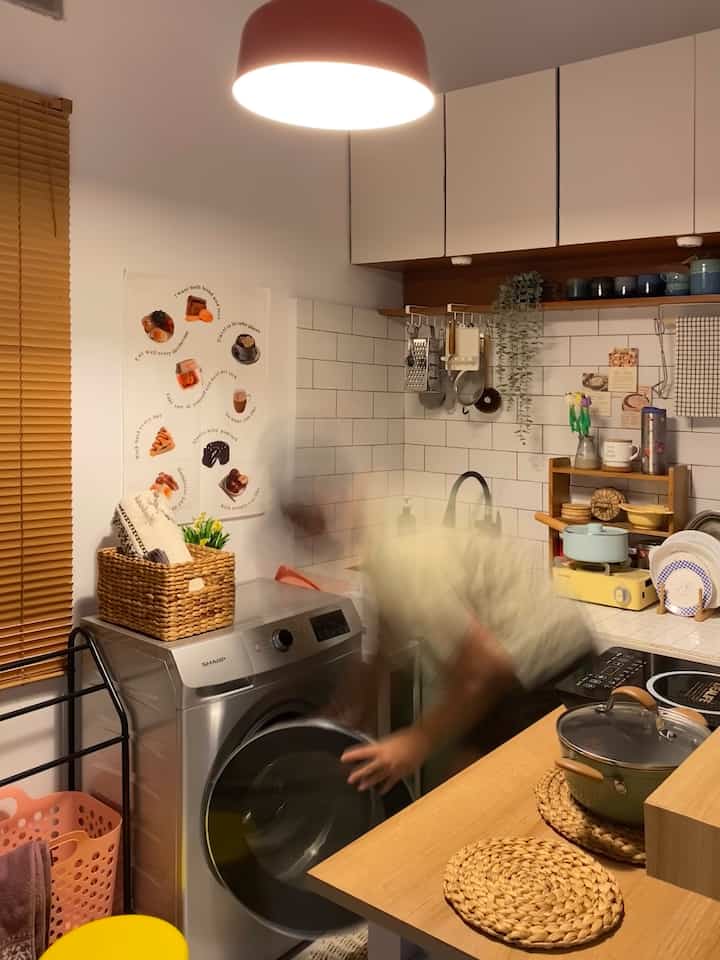 Area Terbatas Dapur Sekaligus Laundry Room 🫧

Rumah berukuran kecil dengan area terbatas kadang bikin pinter-pinter putar otak buat naruh perabotan 💫

Misalnya pada area yang seharusnya hanya dapur (2,5x2 m) saja, digabung dengan laundry room. Peletakan mesin cuci pun bagaimana caranya agar dekat dengan kran air dan lobang pembuangan air (wastafel cuci piring)

Ternyata tak terlalu sempit, area ini pun masih memiliki space sekitar 80 cm untuk lalu lalang

Penggunaan area ini menjadi lebih fleksibel karena di saat bersamaan bisa memasak sembari menunggu cucian selesai ⚡️

限られたスペースを柔軟に管理する

#laundryroom #dapurmodern #kitchenstyling #kitchendecoridea #kitchenmakeover

