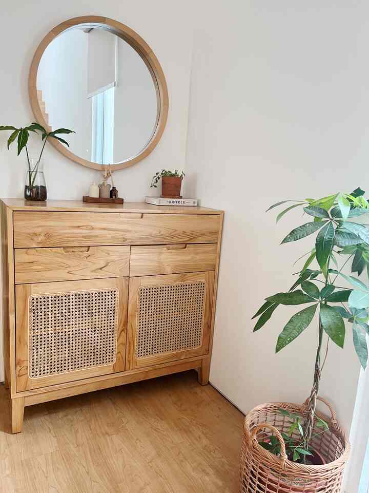 Entry way.

Suka banget sama furniture rotan, makanya pengen ada beberapa furniture rotan dirumah contohnya kabinet rotan yg ada di entry way ini, rotan tersebut diperuntukan untuk tempat taruh sepatu supaya tidak lembab.

Dan untuk furniture kayu kami ada yg pesan beberapa ke furniture jepara, karna tema rumah kami adalah japandi jadi kami pilih warna kayu dengan finishing natural bleach atau kayu muda supaya kental dengan tema japandi. 

#rumahminimalis #mujihouse #depok #minimalisthouse #japandi