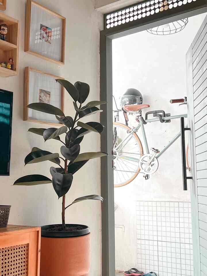 Kitamo share ruang favorit bersanta ya, tentu saja di living room utama, 
Kitamo suka warna warm sehingga kitamo gunakan hiasan pendukung tentunya figura kayu, pot reracotta, kursi rotan, yang berkesan warna alami dan hangat.

#MyFavoriteRoom
#MyHouseStory
#MyFavoriteltems #tinyhouse #livingroom #livingroomdecor #kitamo #minimalist 