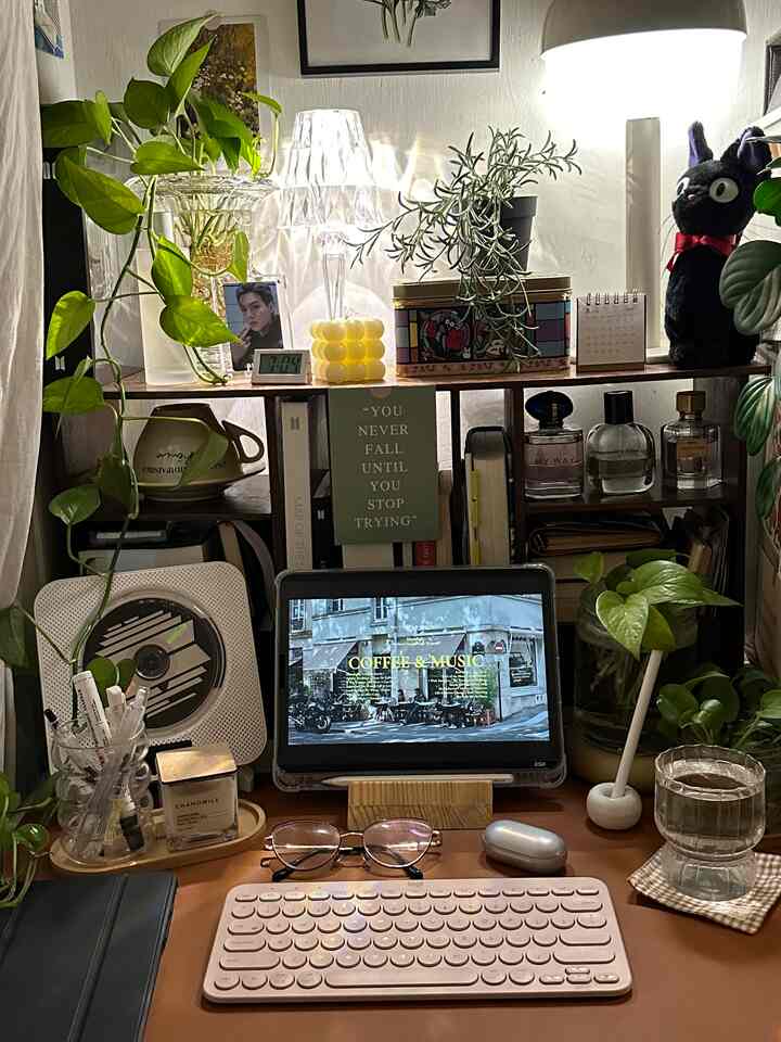 Night Mood : ON ✅

#selfdecor #selfinterior #deskarea #workarea #vintagedecor