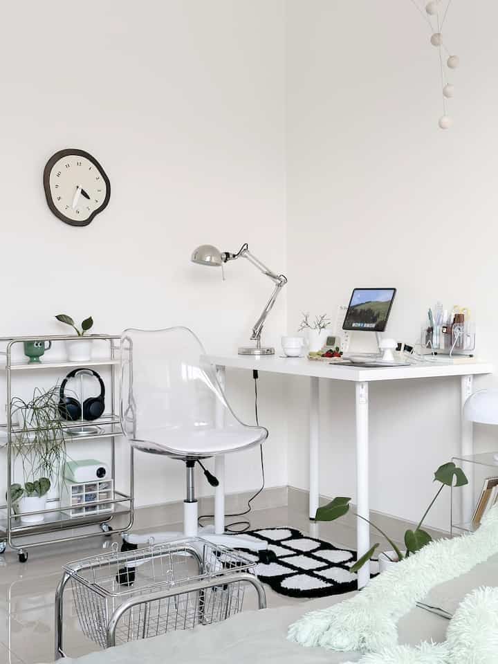 Saat pagi hari aku biasanya sarapan dimeja makan namun saat sore hari aku banyak menghabiskan waktu di meja kerja sembari nyemil atau makan snack 👀

#workspace #diningtable #kitchenstyling #kitchendecorideas #kitchenmakeover 