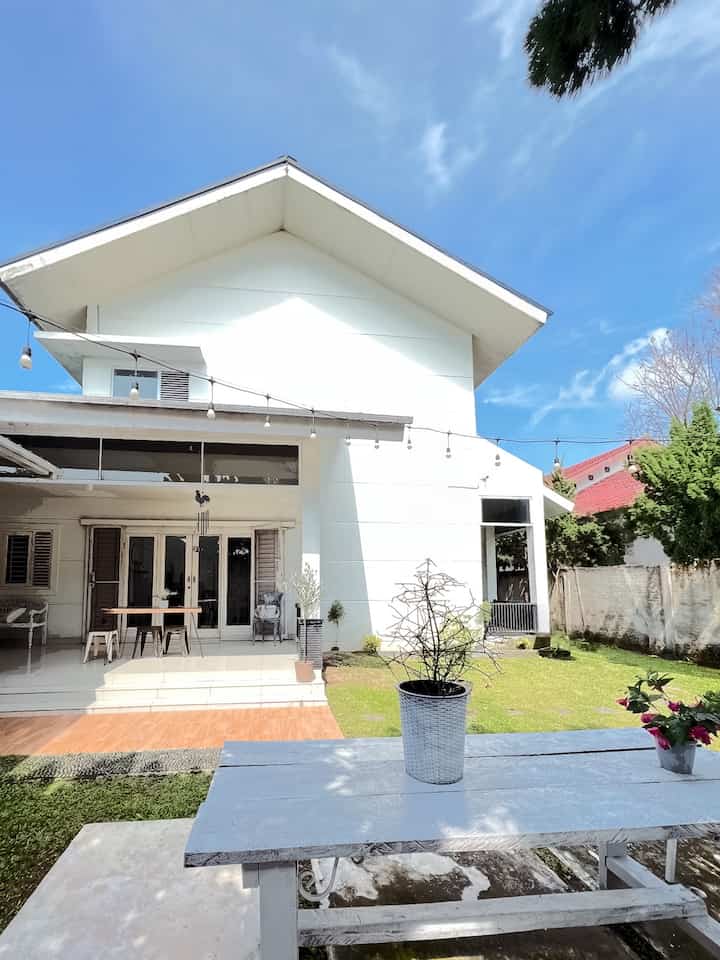 Fasad Ala Rumah Amerika.

Fasad rumah ala rumah Amerika kami pilih karena desain ini lebih simpel dan tidak lekang oleh waktu.
Menyatu dengan area garden,dijadikan untuk area aktifitas berkumpul bersama.Terdapat teras luas untuk ngopi bareng,dan ada tempat makan area outdoor untuk barbeque saat libur.

Fasad kami tambahkan lampu pijar gantung untuk penerangan malam hari yang digantung hingga  halaman.
Tips untuk fasad yang terlihat bersih,menyatu dengan halaman hijau,pilihlah cat berwarna cerah,material yang mudah dirawat atau diganti,dan desain yang simpel agar suatu saat mudah diubah tanpa budget yang besar.
#desainfasad

#designfasad
#idefasad
#inspirasifasad
#fasadrumahtinggal
#americanstyle