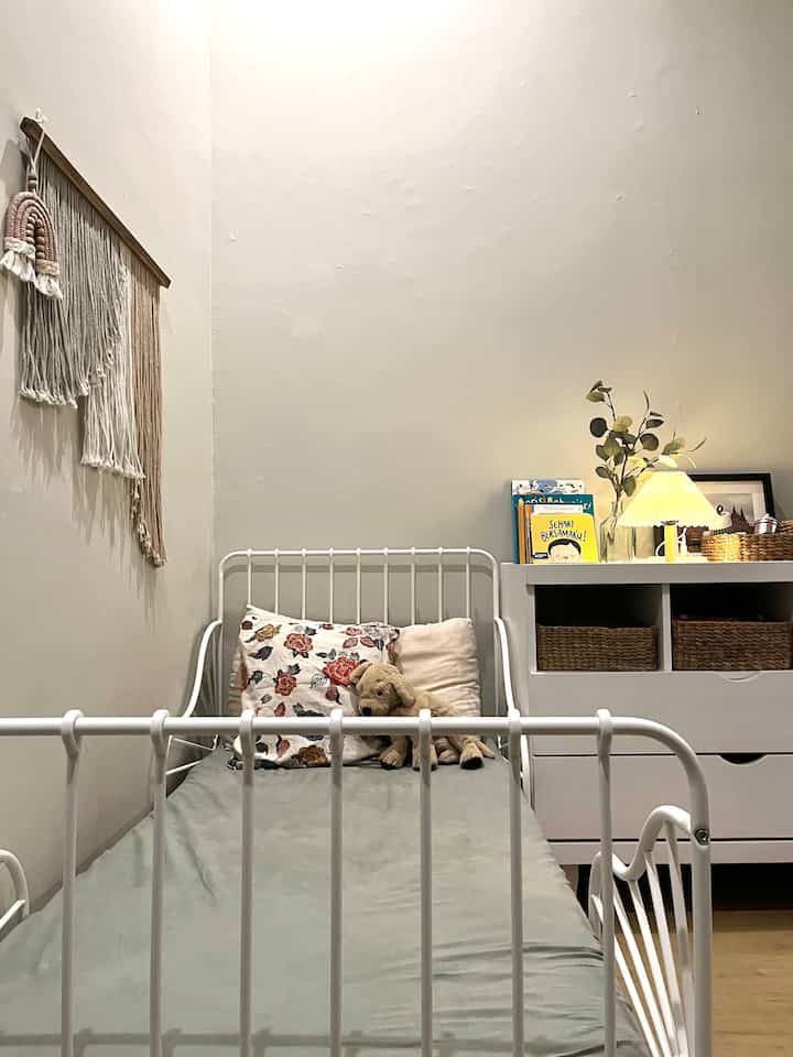 Co-sleeping with my daughter because i’m not ready to seperated with her yet🤣 ini sebenernya disebelah kasur anak ini adalah kasur aku dan suami hahaha. Tp kami bikin nuansa dan area khusus sendiri untuk area anak ini✨

#girlroom #kidbedroom #rumahcluster #bandungtimur #decorlowbudget #rumahmungil #livewithkids