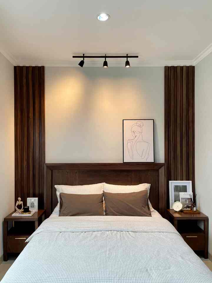 Create a master bedroom with a palette of warm scheme. Moody colors are really ideal for the backdrop to warm our bedroom from day and night, with adding some personal pieces to decorate the corner, it makes more intimate.

Bagi saya pecinta seni, bagian backdrop kamar tidur utama sengaja disisakan sebagian dinding yang hanya di finish cat putih tanpa panel. Area dinding ini bisa dimanfaatkan untuk meletakan aksesori lukisan, pajangan seni atau pun dimanfaatkan untuk ide-ide di masa mendatang. Hal ini merupakan bagian dari kreativitas yang fleksibel dan bisa disesuaikan dengan preferensi personal. 

#masterbedroom
#warmcolor
#renovasirumah 
#interiordesigner
#rumahmungil 
#personalizedfurniture
#moderncontemporary
#homedecorinspo
#roomdecorinspo
#aesthetichomedecor
