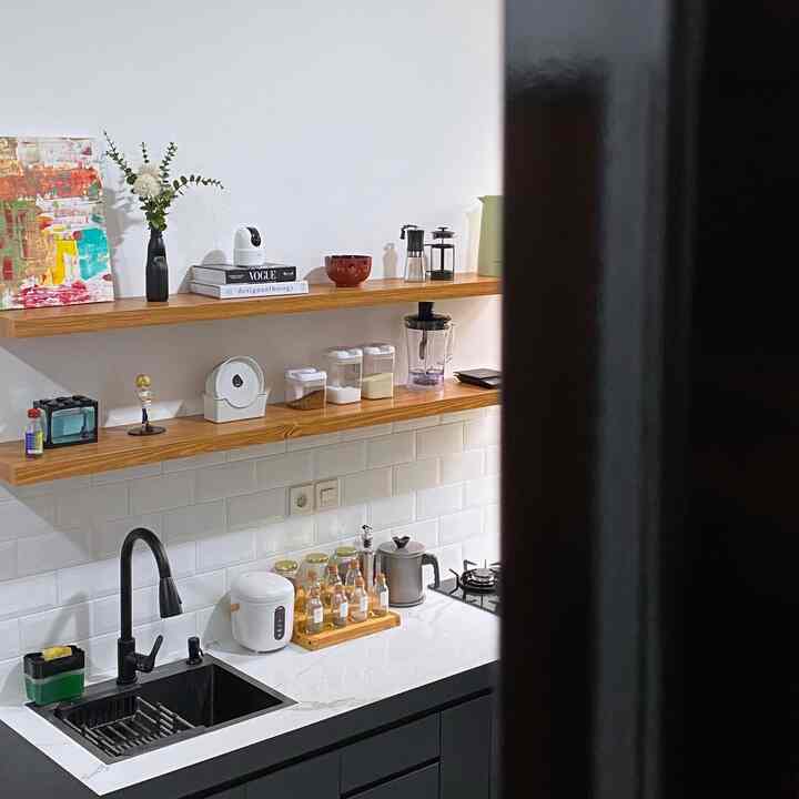 Konsep rumah di tilahamo adalah konsep minimalis karena berfokus pada warna-warna netral. Akan tetapi kami tetap membubuhi aksen- aksen dekoratif agar terbentuk ruang yang memiliki estetika seperti di area dapur ini. Selain itu, kami selalu berusaha menciptakan keseimbangan secara visual dan fungsional ✨

#minimalist #homedecorinspo #aesthetichomedecor #rumahcluster #Depok #rumahmungil #rumahsederhana #inspirasidapur 