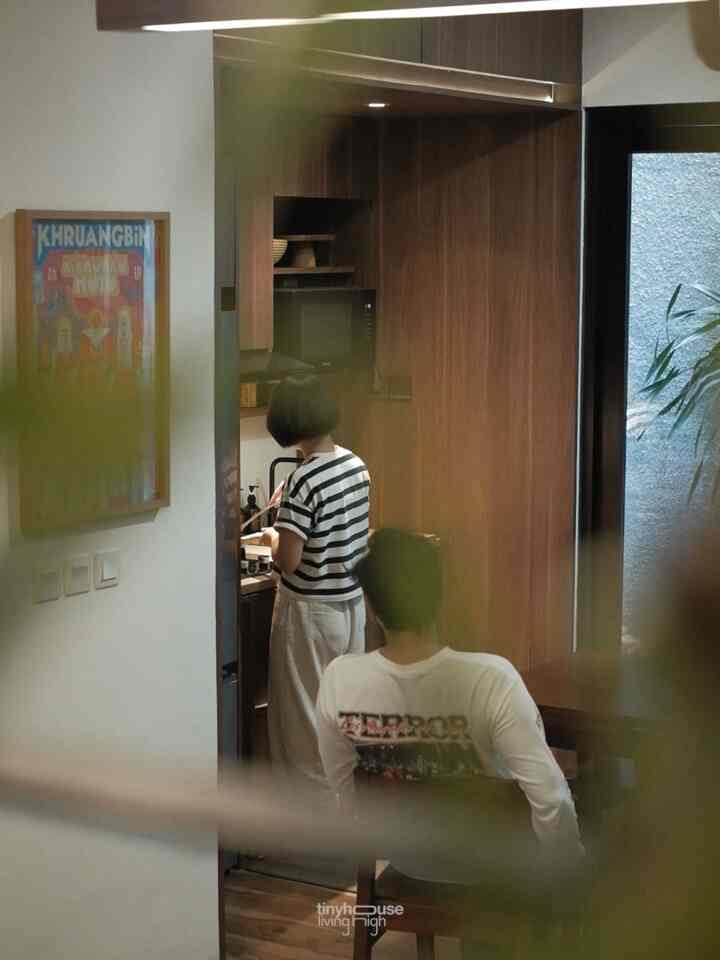 Tips menyiasati ruang mungil agar terkesan lebih luas sehingga nyaman di huni.

Slide 2. Split level & open space. Dimensi yg berbeda akan memberi kesan dynamic, tidak membosankan dan luas.

Slide 3. Tembok warna terang dan perpaduan color yang harmonis. Boleh ada warna lain ga? Boleh banget, sesuaikan dengan karakter penghuni, pilih beberapa items dengan paduan warna lain sebagai pemanis agar tidak monoton.

Slide 4. Gunakan rak terbuka agar furniture tidak terasa bulky. Jangan lupa bikin jendela atau pintu kaca yang lebar agar cahaya matahari masuk menerangi ruangan.

Slide 5. Luas lahan yg mungil biasanya gudang penyimpanan juga mungil, untuk menambah storage, buat furniture sampai plafon untuk
Memaksimalkan ruang yg ada. Contohnya seperti pada kitchen set kami.

#rumahmungil #tinyhouse #nevertoosmall #tinyhouselivinghigh