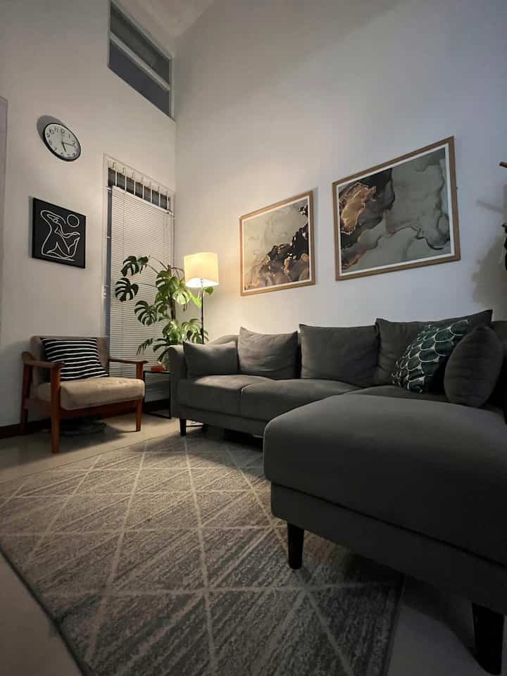 Yesterday we just bought a standing lamp for our living room. It’s a Barlast standing lamp from Ikea. Tapi ini hasil rakitan saya sendiri dan belum bener pasanf kap lampu nya🙈 pardon me yaa nanti saya minta benerin paksu dulu untuk benerin lampu ini haha.

Untuk living room di terrahauz ini konsepnya adalah warm neutral. Dinding berwarna putih dan furniture yang sedikit berwarna. Karena ceiling di living room ini adalah void yang cukup tinggi, saya sengaja menempatkaj wall art yang agak besar sehingga kesannya dapat mengisi ruangan🥰

#livingroomstyling #livingroomdedor #livingroommakeover #rumahcluster #bandungtimur #decorlowbudget #rumahmungil #livewithkids