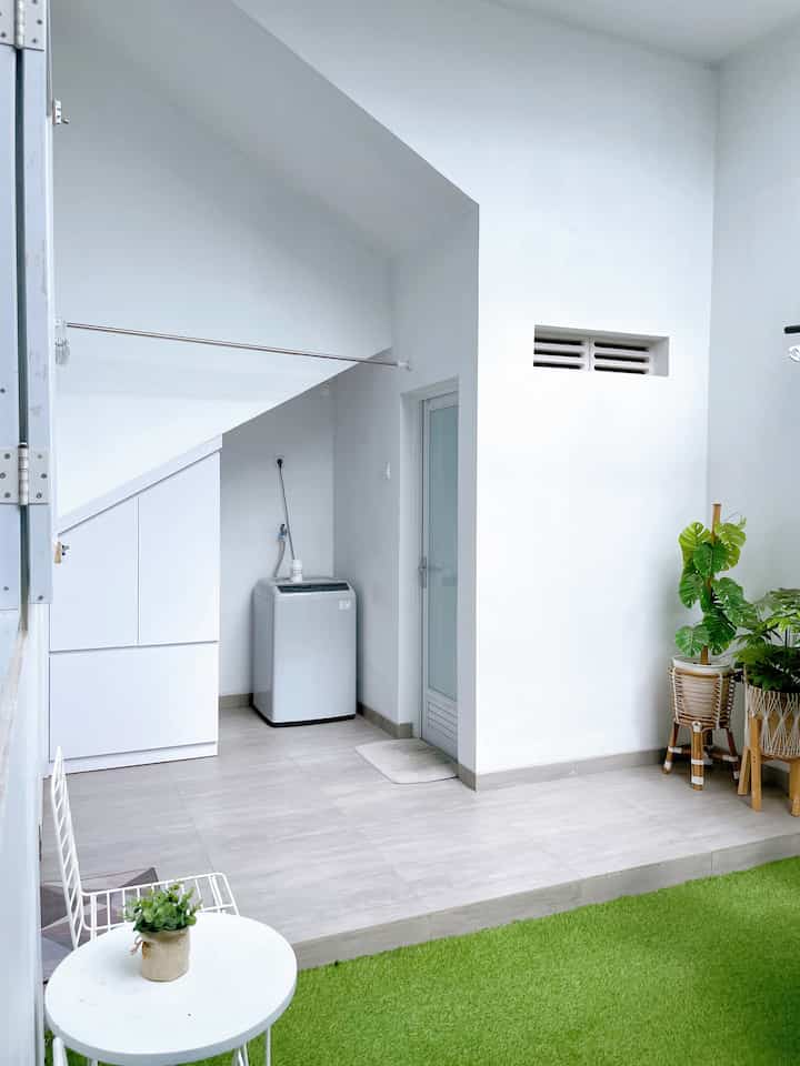 Inner courtyard yang multifungsi sebagai laundry room. 🤍

#laundryroom #rumahminimalis #openspace #innercourt