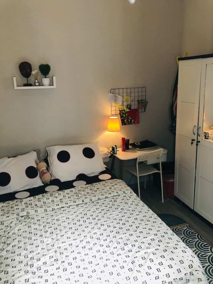 Teen Bed Room

The tone of this girl's room is monochrome, black-white-grey. With a room area of 3mx3m, it is enough to meet your needs. The light gray color of the bedroom walls makes the room more spacious and the simple wall ornaments make the room warmer.


#girlsroom #bedroom #idebedroom #girlsroom #liveslowly