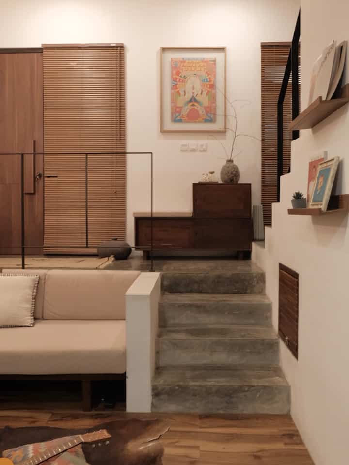Yang bikin rumah ini aesthetic adalah konsep split level yang diterapkan, bikin kesan dynamic pada ruangan dan ga ngebosenin. Di wrap dengan paduan furniture dan lighting yang memberi kesan warm. Cantik ga menurut kalian?

Yang menarik juga, rumah di dalam gang dan luas 44 sqm, ternyata bisa loh punya banyak ruang, bahkan rooftop! Jadi makin aesthetic 🤍

#aestheticroom #aesthetichomedecor #homestyling #tinyhouselivinghigh #livingroom #splitlevel #rooftop