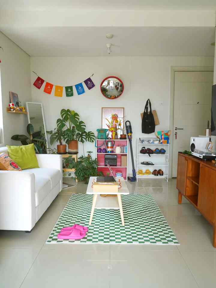 Kalau ditanya gimana cara aku membuat ruangan terlihat lebih estetik, sebetulnya ga ada tema khusus. Hanya dari dulu aku suka koleksi barang-barang unik,  vintage dan warna-warni. Turns out beberapa barang aku coba pajang dengan rak yang berisikan barang kesukaanku 😊 

Ditambah dengan beberapa dekor seperti convex mirror yang terinspirasi oleh kaca di jalanan dan disco ball yang membuat ruangan semakin asik #decorativeitems #homestyling #homedecor #roomdecor #casadecipop 