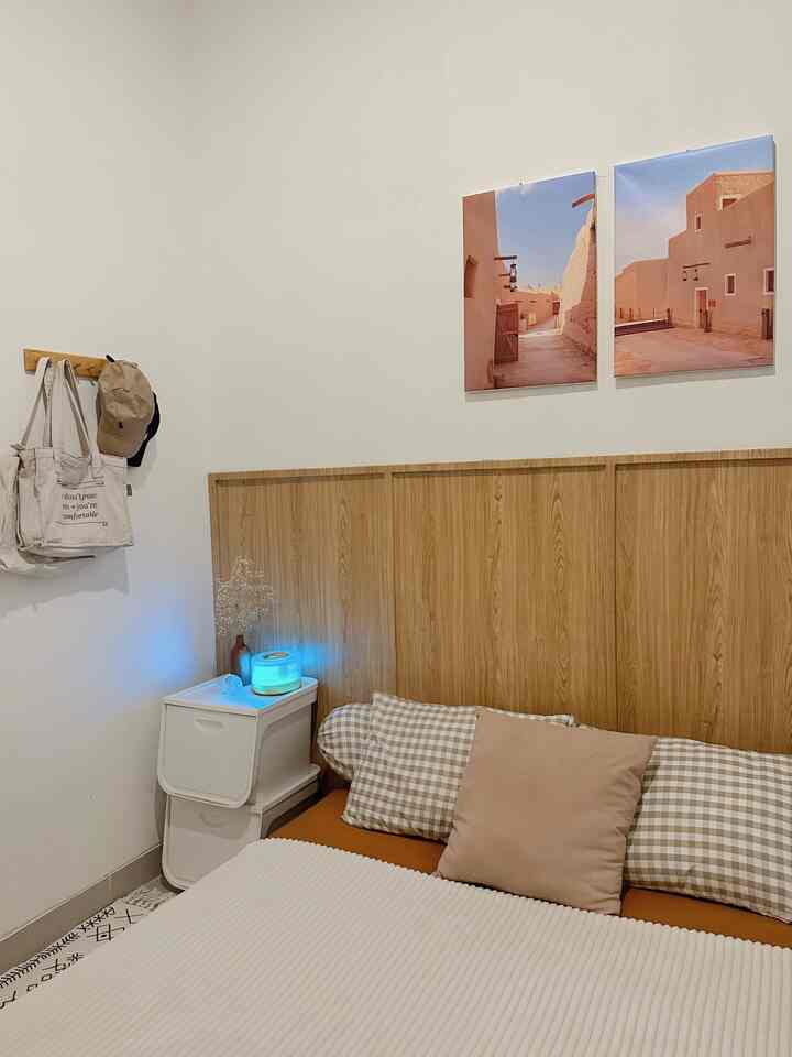 Jum’at malam, menyambut weekend dengan rebahan sambil nyalain aromatherapy diffuser humidifier, nyaman banget rasanya setelah melewati hari-hari yang lumayan melelahkan… 
Selamat istirahat tetangga online 🤍

#kamartidur #bedroom #homedecor #suasanamalam #nightvibes