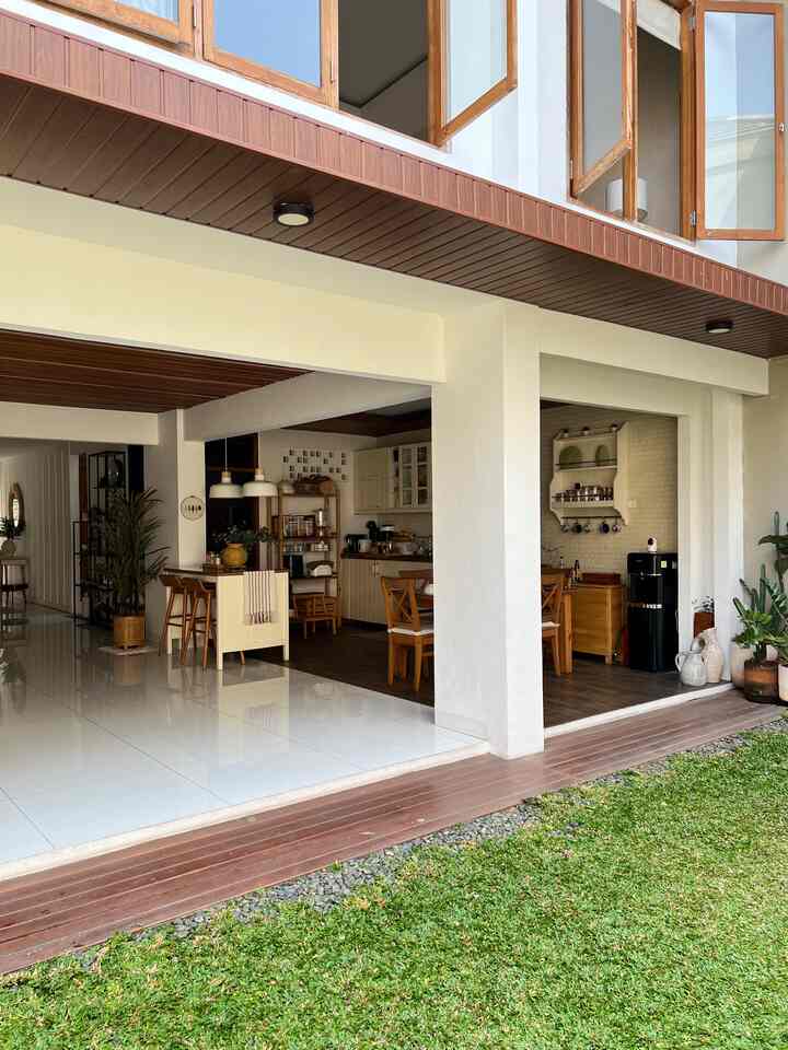 Area taman belakang ini langsung berhadapan dgn dapur dan dining room, taman belakang ku ini kurang lebih ukurannya 10x5.5 m 


#tamanrumah #homestagram #inspirasitaman #bintaro #modernkontemporer #rumahcluster #livewithkids #petparents #tangsel 