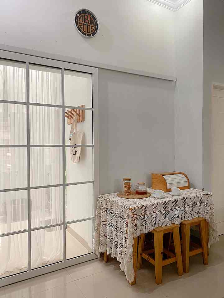 
Ini adalah ruang makan dirumahku. 

Fun fact, awal mula aku menyukai nuansa white and wood adalah saat aku beli meja makan ini. 
Lucunya meja makan ini aku beli agar “ada aja dulu” karna saat itu kami masih menempati rumah dinas.

Biasanya aku menata meja makan cukup dgn berganti taplak, vas dan bunga. dan pastinya..
Menggunakan peralatan makan dan minum dgn warna netral dan aksen kayu. 

#Dinningroomdecor #DinningRoomIde #DinningRoomInspiration 
#yositriaa #rumahmungil #rumahminimalis #whiteandwood #tinyhouse #rumahdeveloper #90m2 

