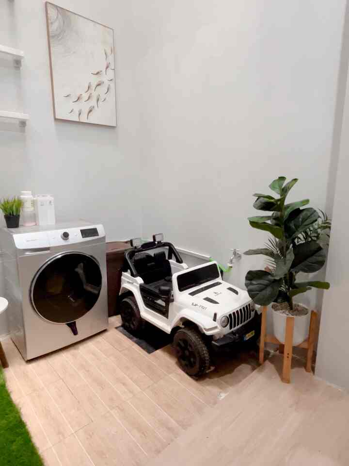 Service Area ✨

Berdekatan dengan area gudang dan mini foyer untuk menaruh sepatu .

Ukuran ruangan ini adalah 2,5 x 3 meter 

#servicearea
#laundryroom
#inspirasilaundryroom
#inspirasiservicearea
#inspirasiminilaundryroom