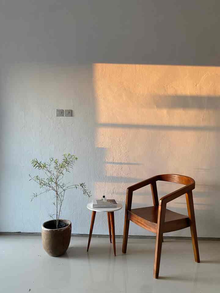 Cahaya sore hari 🌞🌞 #ruangtamu  #minimalis #kursikayu #catputih #yogyakarta