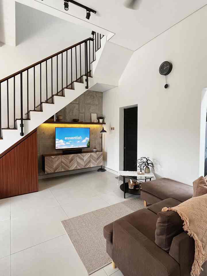 Ruang keluarga yang mungil akan terasa nyaman jikan hiasanya nya pun rapih & aesthetic. Salah satunya kami menggunakan ambalan dari kayu dengan lapis HPL lalu kami beri lampu led strip & dekorasi sehingga ruangan terasa lebih nyaman #smalldecorations #decorationsinspo #hiasandinding #hiasanrumah #homedecor #minimalis #minimalist #nordic #rumahmodern #rumahmungil 