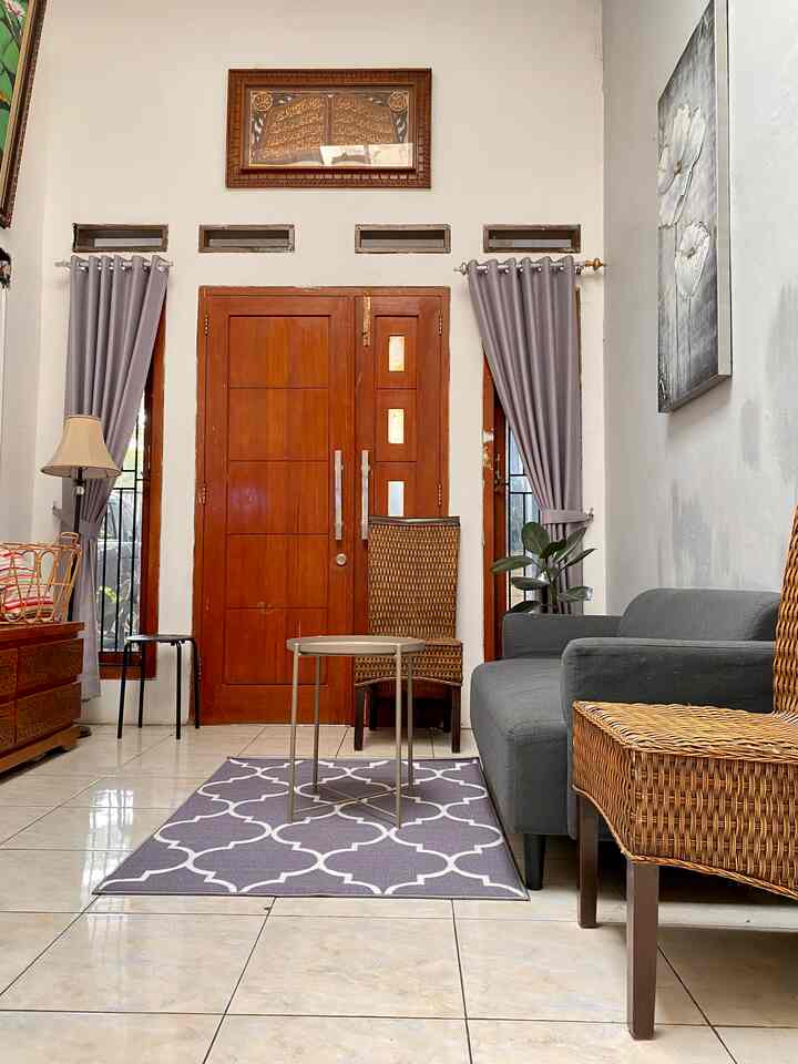 Small Decoration

Living room memanjang yang akhirnya beralih menjadi ruang tv☺️
Untuk dekorasinya seperti biasa, aku pakai karpet ukuran 100x150, 2 seater sofa dengan warna senada dan aku simpan tanaman hidup di sana

#smalldecorations #decorationinspo #hiasanrumah #pernakpernikrumah #hiasandinding #karpetruangtamu  #mejaruangtamu 