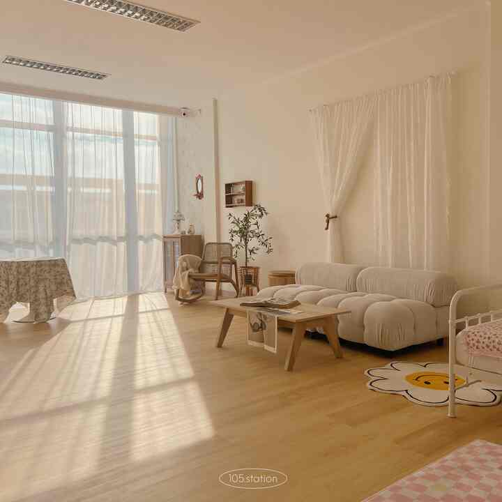 paduan vinyl bermotif kayu dan cat dinding warna broken white, bikin nuansa studioku semakin korean style 🫶🏻 ditambah sofa yang bentuknya unik, lucu mirip roti sobek 😂

korean photo studio @105.station

#livingroom #hazealnut #taco #jotun #sofa #koreanstyle #lantaivinyl