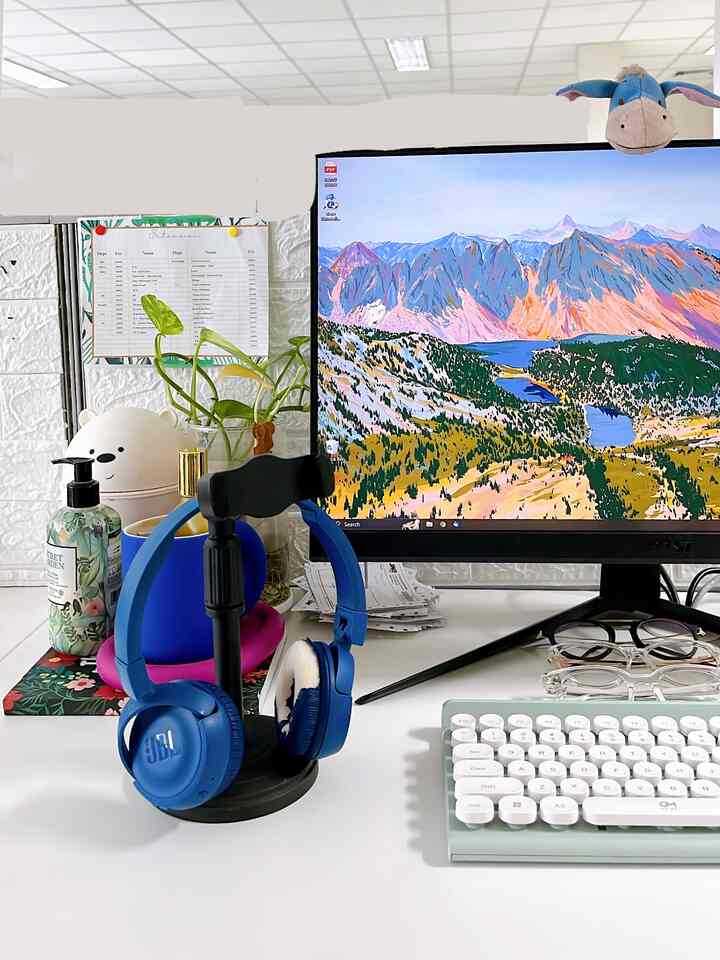 Nggak cuman tembok dan bagian rumah yang warna warni. Tapi aku juga bawa warna itu ke work desk aku biar makin semangat saat kerja di area ini🍭✨

#workdesk #mejakerja #mejakerjawarnawarni #rumahwarnawarni #rumahbanyakwarna