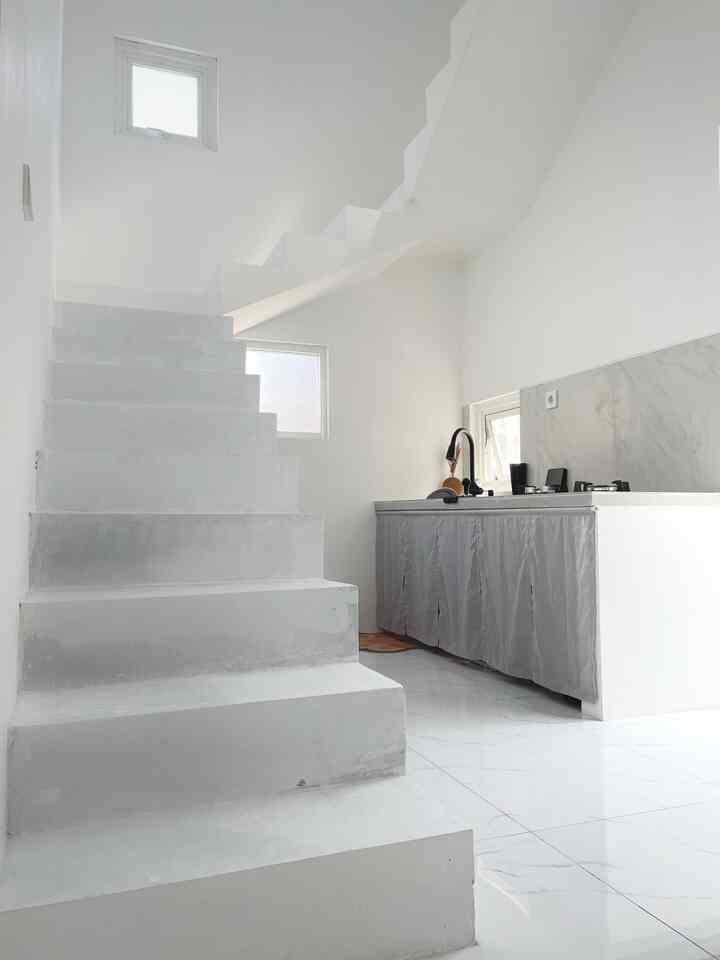 Kitchen Low Budget 
-
Area dapur AngkaHouse cukup simple dan minim space, kita memanfaatkan area bawah tangga sebagai dapur tanpa menggunakan cooker hood dan tanpa kitchenset karena kita merasa belum membutuhkan, untuk styling kitchen kita menggunakan kain tirai yang dijahit ala cafe di Jepang
-
Kita memilih tirai warna abu abu muda agar sesuai dengan tema yang ada di rumah ini, tidak jauh dari warna putih, hitam dan abu abu. Total budgeting untuk pembuatan tirai hanya membeli kain saja untuk jasa jahit kita mencoba jahit sendiri, kain 100cm x 240cm harganya 33rb saja 
-
Tips sebelum membangun kitchen area tentukan tema yang akan diterapkan dan hitung luas areanya lalu budgeting

#LowBudgetKitchen #LowBudgetKitchenMakeOver #LowBudgetKitchenInspiration #angkahouse #minimalist #lowbudget #kitchenidea #white