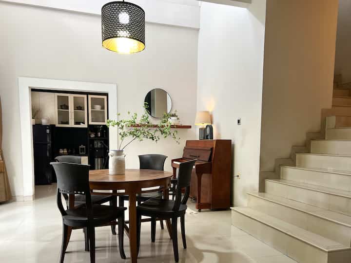 Ruang makan aesthetic bernuansa simple classic di kediaman kami homebyjlo.
Tidak banyak perabot yang menghiasi ruangan ini.
Artificial plants dan lampu hias warm white memberi nilai aesthetic nuansa klasik. Ruang makan ini berdampingan dengan corner area piano dan ruang nonton televisi.
#ruangmakan  #ikea #hmhome #simpleclassic #ruangmakanaesthetic #homedecor #dekorasiruangmakan #dinningroom #aesthetichomedecor #homedecorinspo