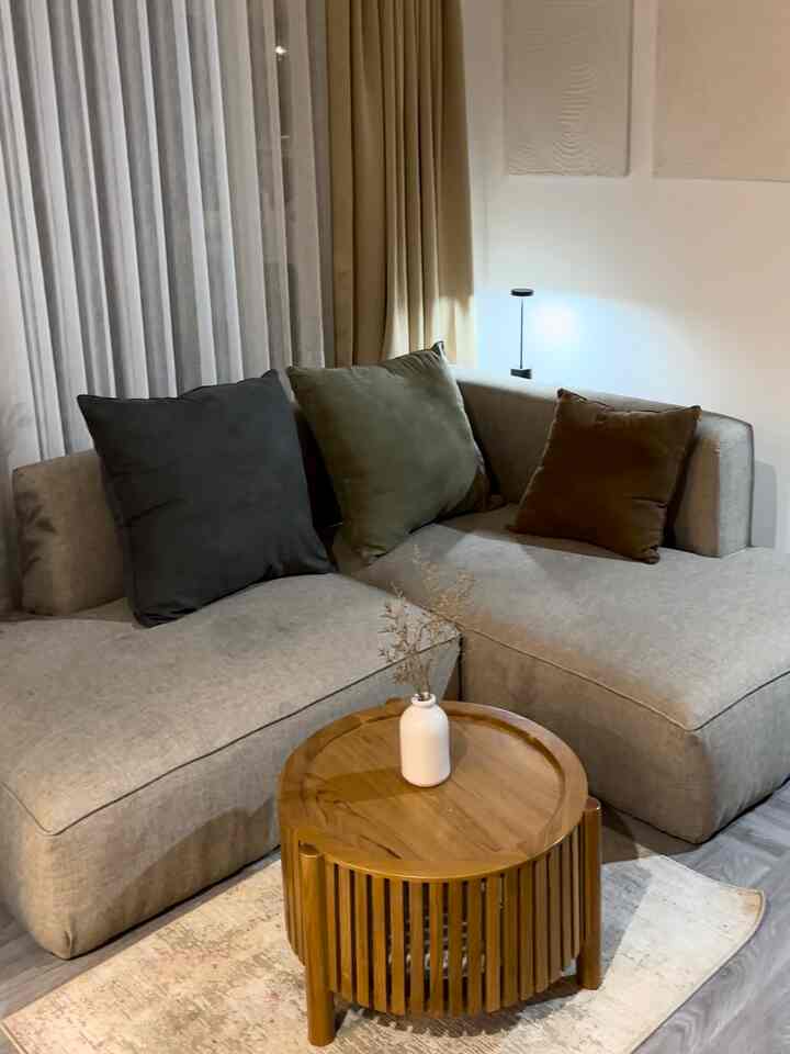 Night vibes di living room kami hanya menggunakan pantulan dari lampu LED strip kitchen dan LED strip backdrop tv kami. Lalu kami menambahkan lampu sudut. Kami suka suasana yang redup dan calming seperti ini

#NightVibe
#LightingIdeas
#LightingInspiration
#rumahdeveloper
#semarang