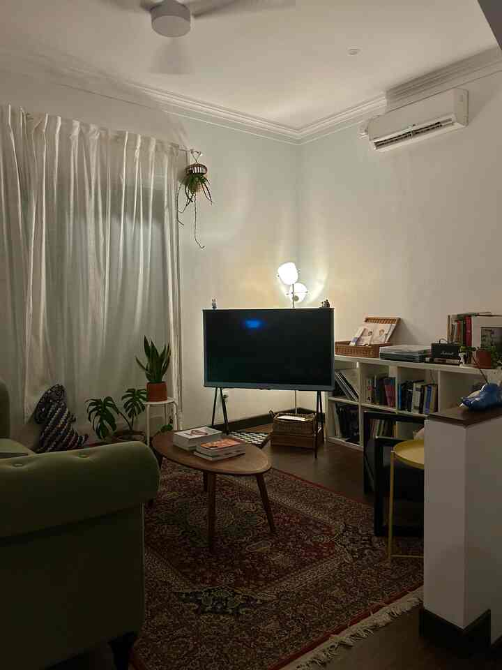 Suasana malam di Rumah Kakek & Nenek. Selamat akhir pekan semua! 🏡🤍

#livingroom #homedecor #marshall #samsungtheserif