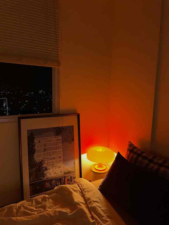 Night vibes ✨🍄🤍 ~ update bedroom dengan mengganti ambience light dan artwork suasana auto beda 🫶🏼 #bedroom #nightvibes #roomdecor #apartemendecor #selasarapt #ikea #ruparupa #suasanamalam #ambiencelight #lamputidur #tinyapartement 