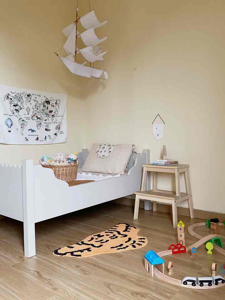 Kamar anak yang selalu jadi spot favorit dirumah. Emang ya weekend gini paling enak tuh ngabisin waktu buat main bareng diruangan ini 🤍

#kidsroom #kidsroomideas #inspirasikamaranak #kidsroomaesthetic #homedecorideas #lifewithkids 