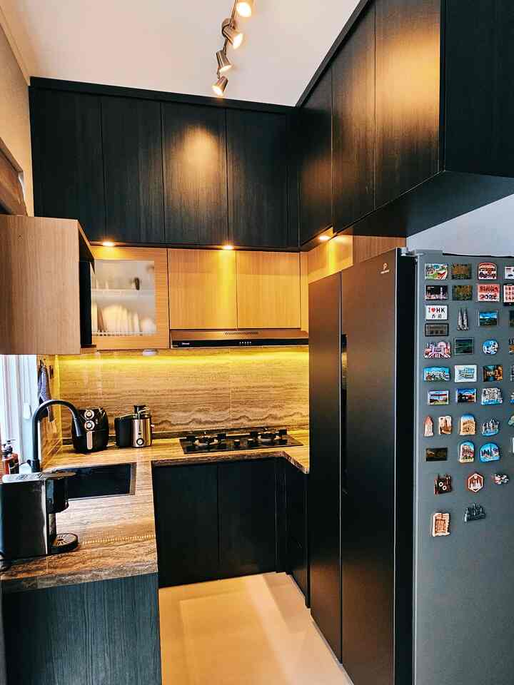Dapur merupakan satu-satunya tempat di dalam rumah yang memiliki peralatan paling banyak. Untuk itu kami membuat kitchen set yang full sampai ke plafon agar semua peralatan bisa tersimpan dengan rapi dan aman. Kami memasang kitchen set dengan lampu down light dan LED strip agar terlihat lebih hangat. Pada plafon kami memasang lampu sorot agar pencahayaan lebih estetik.

#kitchenstyling #kitchendecoridea #kitchenmakeover #dapur