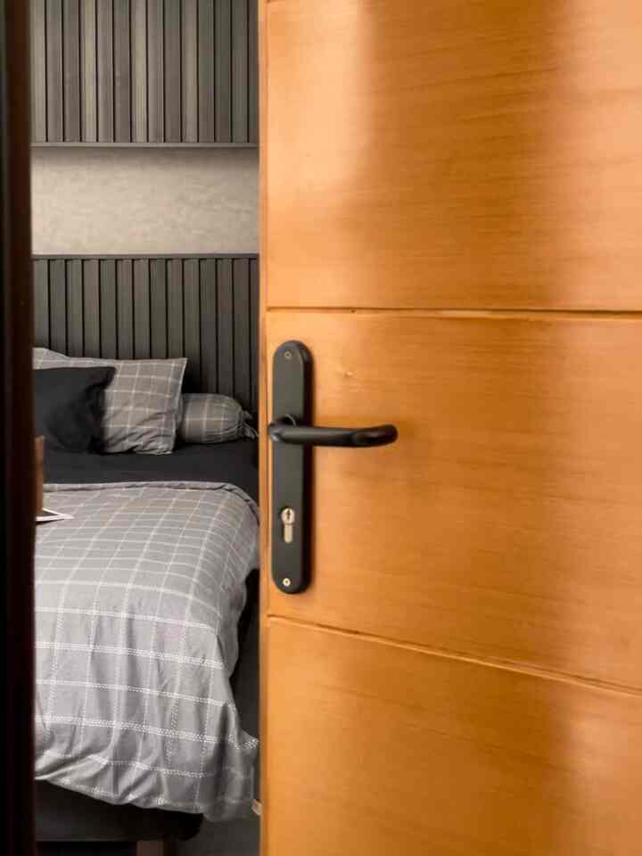 Masih konsisten dengan monochrome adalah tone warna yang ditonjolkan dihampir setiap ruangan dirumah ini. Untuk kamar menggunakan tembok kisi-kisi wpc hitam dan bedsheet nuansa monochrome✨

#BringColorsToMyHome
#HomeColorPalette
#HomeColorDesign
#MonochromeColor
#BlackandwhiteColor
#MonochromeBedroom