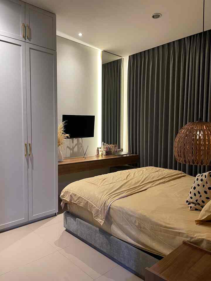 Nigh vibe versi master bedroom di rumah 43 🏠⭐️ 🌙🕯️

Aku ingin ciptakan ambience ala-ala kamar hotel gitu. Aku juga menggunakan lampu samping tempat tidur yang dapat mempercantik suasana kamar tidur di malam hari. Pemilihan lampu yang aku gunakan adalah dengan warna warm white, karna pas bgt aja gitu utk menerangi ruangan kalau malam hari.
Bikin betaaahhh bobo 💤

#NightVibe 
#LightingIdeas 
#LightingInspiration 
