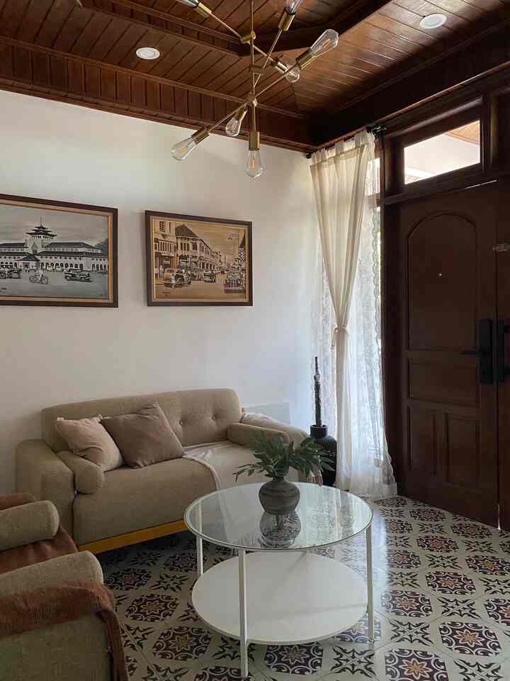 Ruang tamu merupakan wajah dr sebuah hunian, disaat seseorang bertamu tempat inilah yg pertama kali dilihat & dijadikan tempat untuk menjamu. Oleh karna itu penataan ruang tamu agar terlihat menarik & terasa nyaman sangat lah penting. 
Ada beberapa tips untuk menata ruang tamu:
1. Memilih perabotan secukupnya
2. Pemilihan warna dan material yg senada sesuai dg tema yg dipilih
3. Pengaturan pencahayaan
4. Memilih ornamen pelengkap secara bijak

Semangat mendekooor yaa.. 😉🤎

#RuangTamuAesthetic
#RuangTamuCantik
#MakeOverRuangTamu
#klasik 
#klasikmodern 