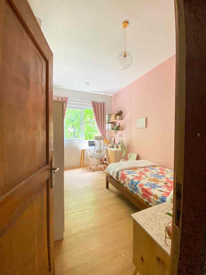 Style Artdeco Contemporary di kamar tidur

Kamar tidurku ini terinspirasi Cafe di Bandung yang bergaya artdeco contemporary dengan nuansa warna pink peach. Style artdeco bisa dilihat dari lampu gantung bulat gold, dan rak dinding dengan breket gold. Untuk meja belajar sendiri lebih kearah scandinavian, tetapi agar sedikit relevan aku pilih cutting yg simple. Untuk material sendiri aku memilih top table nakas dari terrazzo, serta handle furniture beraksen gold. 

Tips buat kamu yang mau mengubah look ruangan dengan style tertentu bisa mengakali barang/furniture yang sudah ada. Salah satunya aku mengubah beberapa material gold di ruangan ini dengan gold leaf.

#DesignKamarTidur #IdeKamarTidur #InspirasiKamarTidur #bedroom #bekasi #livewithparents #artdecocontemporary #kamartidur