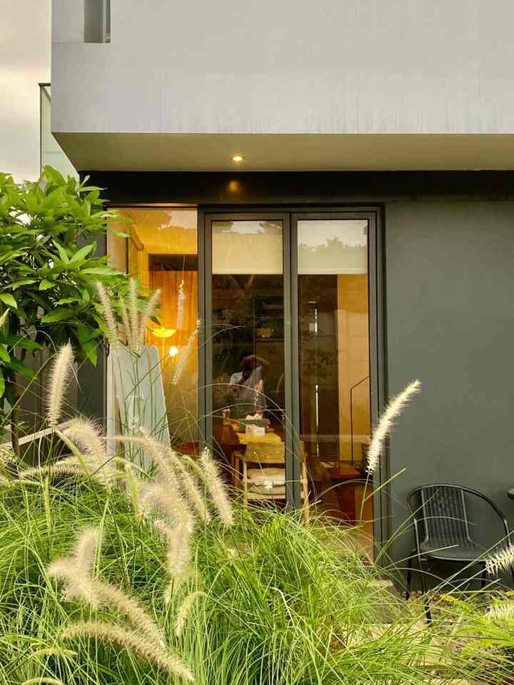 Ruangan outdoor yang membuat refreshing sejenak ditengah penatnya aktivitas sehari-hari, juga jangan lupa diberikan interior outdoor minimalis. Kursi simpel juga meja bulat untuk sekedar duduk2 sambil menikmati hasil bakar barbeque di alat barbeque stove. Makin seru kalau roller blind onna di buka, kesannya jadi semakin warm, cozy juga luas.
#japandi #skandinavian #depok #rumahcluster #rumahmungil #decorlowbudget #livewithkids #industrial #rumah #dekorasipekarangan 