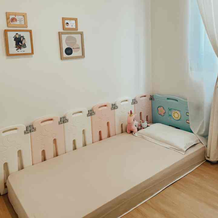 Halo ini adalah salah satu kamar anak yang ada dirumah kami.
Kamar anak ini memang belum difungsikan 100% untuk anak pertama kami beristirahat..
Tapi kamar ini adalah tempat bermain dan semua barang anak pertama kami berada.
Kamar ini masih didekorasi simple saja yang penting nyaman untuk anak kami bermain.
Sudut favorit tentunya area buku-buku anak  yang dipajang dirak gantung. Anakku senang sekali membaca buku dan dia selalu  ingin bukunya dipajang diraknya.
Furnitur yang kami gunakan mostly kita memang gunakam warna putih untuk kesan netral & clean diruangan ini. Tentunya konsep ini harapannya masuk dengan aksen rumah kita yg japandi ini.
Agar kamar ini tetap terjaga kerapihannya aku selalu mengajarkan anakku untuk selalu meletakkan barangnya ditempatnya masing-masing dan tidak membiasakan meletakkan diatas meja ataupun lemari yang ada dikamar ini.

#japandi #homedecorinspo #roomdecorinspo #aesthetichomedecor #scandinavian #minimalistdecor #rumahminimalist #openspacehomedecor #minimalist #tinyhome #customfurniture #customkitchenset #customjapandi #80m2  
#openshelves #rumahcluster #rumahdeveloper #jaktim #decorlowbudget #rumahmungil #livewithkids #selfinterior #selfrenovation #selfmakeover  #rumahtanpaarsitek #aestheticroom #aesthetichomedecor #homestyling #kitchenstyling #kitchendecorideas #kitchenmakeover #LowBudgetKitchen #LowBudgetKitchenMakeover #LowBudgetKitchenInspiration #decorativeitems #roomdecor #homestyling #DekorasiKamarAnak #InspirasiKamaranak #KidsRoomStyling