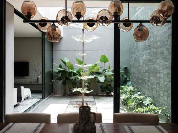 Selain arsitektural, hal lain yg perlu untuk dipertimbangkan adalah menggunakan jasa design interior. Tujuannya tetap sama, supaya hemat.

Bandingkan kemubaziran membeli furniture dan aksesoris dekorasi rumah yg akhirnya tidak terpakai (entah karena ukuran atau style tidak pas) dibanding dengan biaya jasa designer. Sangat sebanding dengan bonus kepuasan dan keselarasan di setiap elemen interior rumah.

TumbeHouse memakai jasa interior dari Rumah Buba, yg selalu mengawal dalam proses pengisian rumah. Bukan hany furniture, tapi juga kulkas, oven sampai ke vas bunga. Sampai saat ini, belum ada satupun pembelian yg terbuang cuma-cuma. Bahkan barang lama bisa diselaraskan dengan biaya minim.

Jadi, kalau ada tips yg bisa dibagikan salam proses membangun dan mengisi rumah dari TumbeHouse, jawabannya jelas: Gunakan jasa profesional sesuai dengan bidangnya. I’m a happy customer!

#designinterior #interiordesigner #bangunrumah #renovasirumah #isirumah #modernminimalist #tropicalhouse