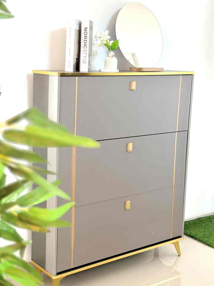 Menjadikan setiap sudut rumah aesthetic adalah suatu keharusan.
Ini adalah rak sepatu, tapi tidak hanya menjadi rak sepatu, di atas kabinet rak sepatu ini juga bisa dijadikan pajangan yang mempercantik rumah! 
Jangan biarkan perabot di rumah hanya digunakan sesuai fungsinya, tanpa mempercantik rumah, jadi aku selalu menata perabot supaya enak dipandang mata✨

#storageidea #dekorasirumah #minimalist #aesthetichomedecor #raksepatu #foyer 