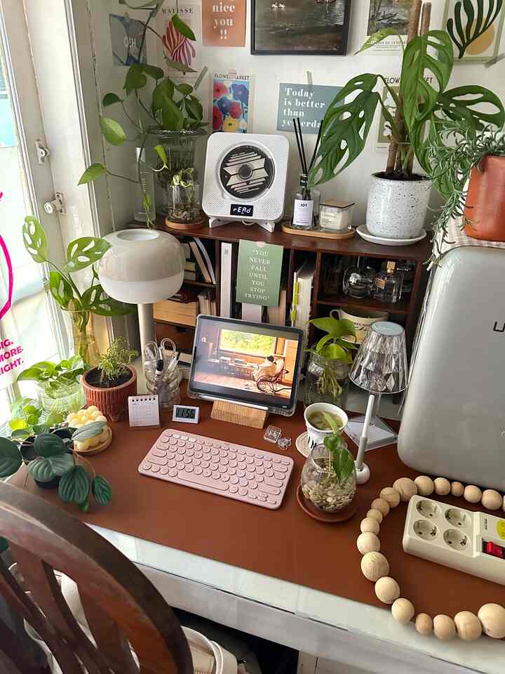 Kenikmatan meja hijau 🪴💕🌿

#abad pertengahan #homedecor #selfdecor #workarea #desktop #desksecor
