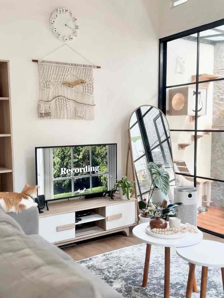 Dekorasi di gioia house tidak jauh dari warna-warna natural seperti wood, white atau beige. Kami memilih dekorasi kecil dengan tema yang natural seperti dekorasi yang terbuat dari kayu, rotan maupun concreate. Ada vase dan beads dari kayu, lilin dan tray dengan material concreate dan juga kotak tissue dari rotan. Agar semakin terasa natural, kami juga menambahkan beberapa tanaman hijau di beberapa sudut rumah 🤍

#smalldecorations #decorationsinpo #hiasanrumah #pernakpernikrumah #pernakpernikruangan #tinyhouse