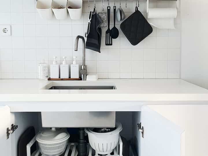 Produk yg digunakan di area dapur kebanyakan produk dari IKEA. Produk yg sebelumnya kami gunakan saat masih kontrak rumah, berusaha dimanfaatkan untuk area dapur di rumah kami yg sekarang. 

Salah satunya adalah menggunakan wadah alat tulis IKEA SUNNERSTA, kami alih fungsikan menjadi tempat bawang. Harganya hanya Rp 9.900/item.

Kami coba gantungkan IKEA SUNNERSTA di rel pengait untuk menghindari dari jangkauan anak kami. Hal ini membuat dapur menjadi lebih rapi dan bersih. 

#lowbudgetkitchen #lowbudgetkitchenmakeover #lowbudgetkitcheninspiration #tipsandtrick #dapur #whiteinterior



