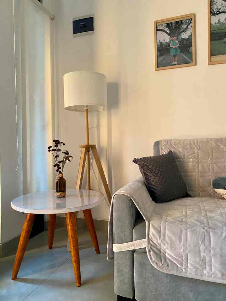 Mendekor rumah dengan budget minim emang boleh?? Jawabannya boleh dong 😁. Di ruang tamu ini kami memanfaatkan beberapa barang low budget seperti vas bunga dari botol bekas, dried flower yang bisa dibeli di e-commerce dengan harga murah, dan coffee table ini pun dari hasil hunting ke pengrajin kayu yg harganya cukup terjangkau. Bagian atas coffee table ini kami makeover dgn melapisi kembali menggunakan kertavise agar terlihat bersih seperti baru & fancy ✨

#fancybudgetminim #loweffortfancy #spilldecorlowbudget #fancylivingroom