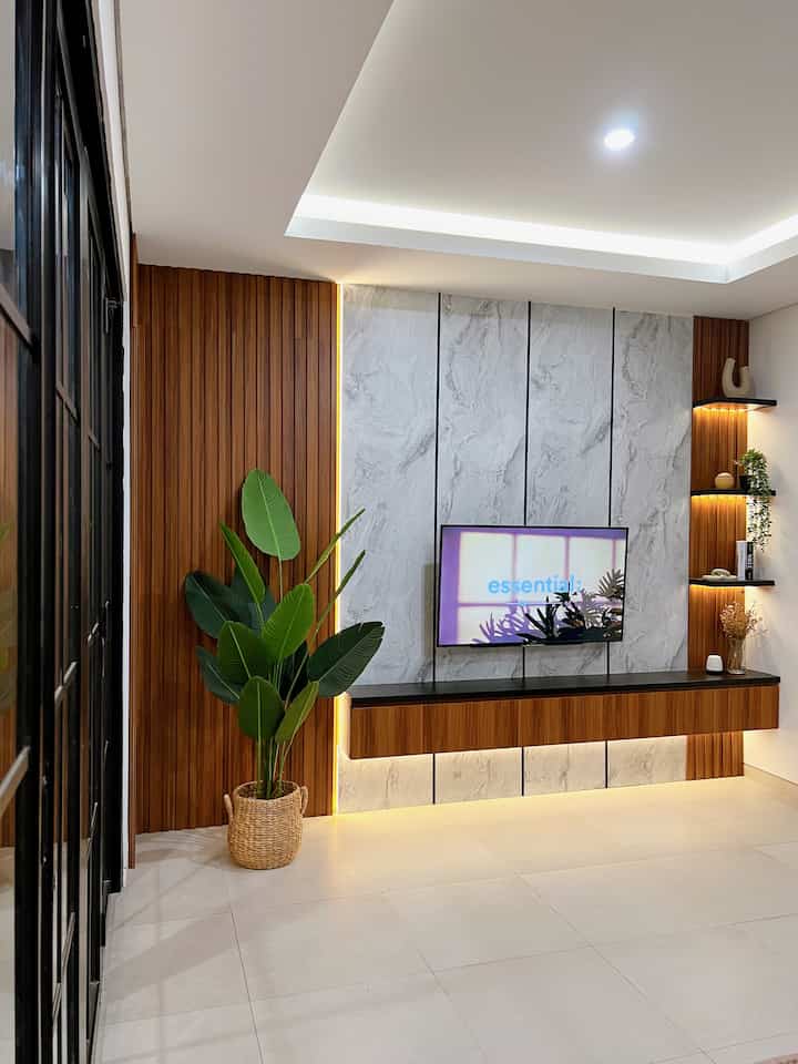 Hello sahabat Ohouse!

Selamat datang lagi di rumah_veyla,,
Salah satu spot favorit di rumah yaitu backdrop tv hasil custom yang udah jadi wishlist kami dari lama,,
Kami pilih backdrop tv custom karena :
1. Dinding di bagian tv retak lumayan panjang, jadi kami tutup full sampe plafon
2. Ruangan ini tempat kumpul kami dari mulai makan, nonton tv, belajar, jadi kami mau buat senyaman mungkin
3. Kisi2 di belakang pohon pisang itu ada pintu kamuflase, buat simpen karpet2 supaya rapih
4. Laci2 tv bisa buat tambahan storage
5. Ambalan2 kecil di bagian pinggir bisa untuk simpan pajangan atau vas buat bikin ruangan tambah estetik
6. Karena custom jadi bisa pilih warna sesuai tema ruangan,,
Setelah penantian lama akhirnya backdrop tv impian kami bisa teralisasi,,
Semoga bisa menginspirasi yah 🤍

#customfurniture
#personalizedfurniture
#uniqefurniture
#modernmonimalis
#industrial
#rumah
#livingroom
#ruangtamu
#ruangkeluarga
#Bandung
