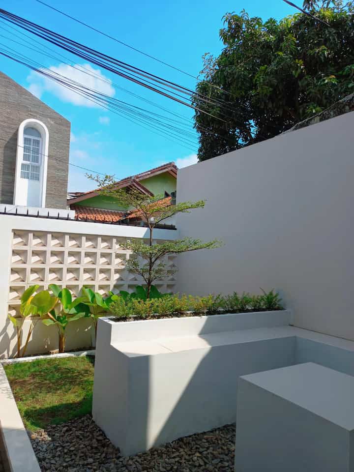 Mengusung nama scandivis.house, yang berarti rumah scandinavian dengan sedikit sentuhan industrial. Desain terinspirasi dari rumah ala scandinavia ditambah elemen elemen kayu dan pemilihan warna earthtone agar terkesan alami, dipadukan dengan kusen alumunium dan pagar berwarna hitam agar terlihat lebih maskulin seperti tema industrial.
#scandinavianhouse #industrialhouse #scandinavia #taman #fasad