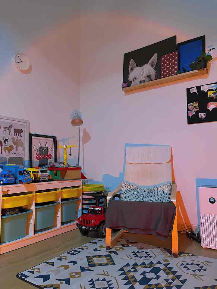 •Our favourite room•

living room menjadi ruang kesukaan kamu, karena ditempat ini kami mengobrol, makan hingga menonton tv. Ruangan ini juga menyatu dengan ruang main anak sehingga aktivitas sangat banyak dilakukan disini. Agar terkesan tetap estetik maka kami menambahkan item dekoratif seperti wall frame, tanaman hidup, hingga table lamp. Salah satu hal yang challenging dari mengisi ruangan ini adalah karena ruangan yang lebarnya terbatas, maka kami harus menyatukan mood dari playroom anak dan living room sekaligus. 

#MyFavoriteRoom
#MyHouseStory
#MyFavoriteItems
#ModernHouse
#RumahCluster
#LiveWithKids
#Bogor
#LivingRoom
#Playroom