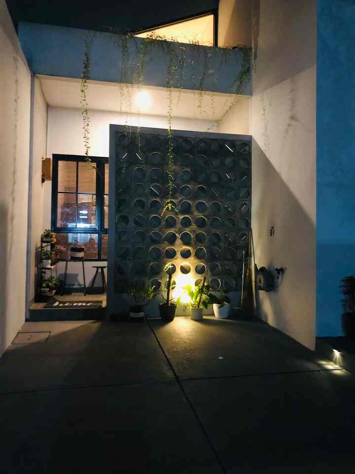 Carport dan Entrance
Lantai Carport yang awalnya hanya di aci dan diberikan tali air ternyata lama lama berjamur membuat tampilan carport jadi kurang eye cathing, dengan pertimbangan kita blm akan memasang carpot, jadilah kita memutuskan untuk mencat lantai carport untuk mengatasi jamur…dengan warna light grey membuat tampilan lantai carport jadi lebih bagus dan masalah jamur pun hilang. Entrance yang dibatasi dengan roster dan tanaman lee kwan yu yang menjuntai membuat warmed di area entrance

#idecarport #carport #entrance #liveslowly