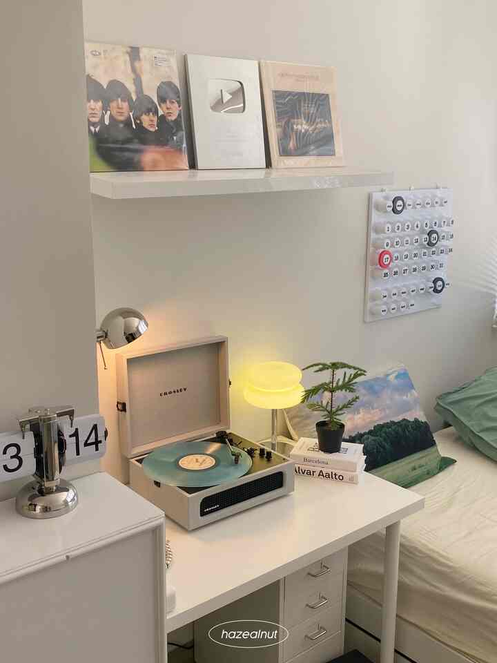 tema modern korean style cocok banget buat kamar gen Z 👀 furniture dominan putih, simple, minimalist, dipadukan dengan dekorasi stainless.

#minimalist #homedecorinspo #roomdecorinspo #koreanstyle #bedroom #kamartidur #inspirasikamar #kamarestetik #hazealnut  #aesthetichomedecor